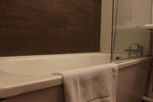 Bathroom, Euro Hotel Paris Creteil Metro in Creteil Bathroom, Euro Hotel Paris Creteil Metro in Creteil