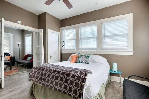 FENCED BACKYARD! DOWNTOWN AUSTIN, 2 BLOCKS TO 6thST