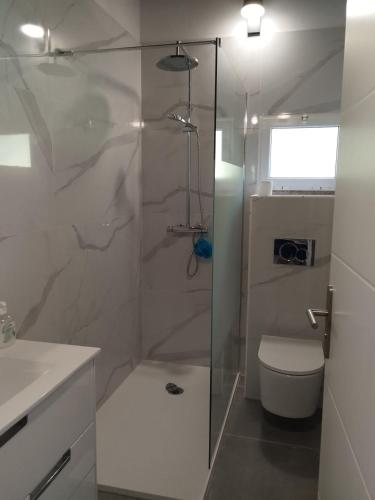 Abrigo do verao Maison près du lac (Abrigo do verao Maison pres du lac) in ริโอกัลโด Abrigo do verao Maison près du lac (Abrigo do verao Maison pres du lac) in ริโอกัลโด