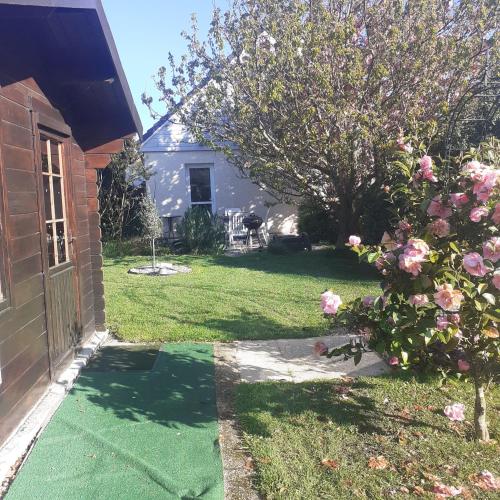 Au rosier de FRANCK near Roueni repülőtér Au rosier de FRANCK near Roueni repülőtér