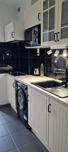 Kitchen, Superbe F1 aux portes de Paris in Le Pre-Saint-Gervais Kitchen, Superbe F1 aux portes de Paris in Le Pre-Saint-Gervais