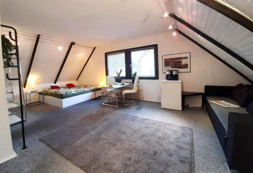 Modern eingerichtetes Zimmer