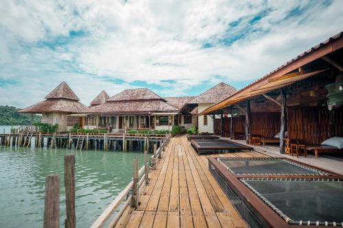 Surrounding environment, Salakphet Resort in Salak Phet Bay Surrounding environment, Salakphet Resort in Salak Phet Bay