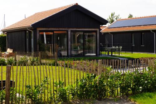 La Cabana, Stijlvol Vakantiehuis Aan Water in Dongeradeel La Cabana, Stijlvol Vakantiehuis Aan Water in Dongeradeel