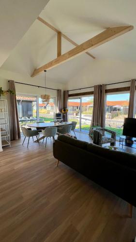 La Cabana, Stijlvol Vakantiehuis Aan Water in Dongeradeel La Cabana, Stijlvol Vakantiehuis Aan Water in Dongeradeel