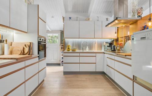 Kitchen, Beautiful Home In Hadsund With Wifi in Hadsund Kitchen, Beautiful Home In Hadsund With Wifi in Hadsund