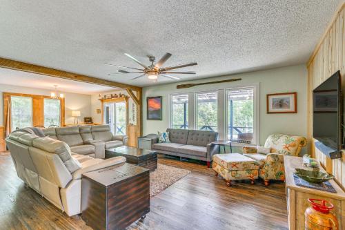 Riverfront Milton Cabin with Boat Ramp and Dock! in 佛羅里達州米爾頓 (FL) Riverfront Milton Cabin with Boat Ramp and Dock! in 佛羅里達州米爾頓 (FL)