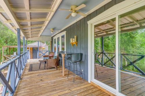 Riverfront Milton Cabin with Boat Ramp and Dock! in 佛羅里達州米爾頓 (FL) Riverfront Milton Cabin with Boat Ramp and Dock! in 佛羅里達州米爾頓 (FL)