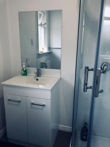 Shower, Sunny, Comfortable and Quiet温馨 family shared room in South Dunedin Shower, Sunny, Comfortable and Quiet温馨 family shared room in South Dunedin