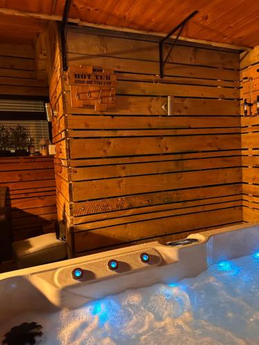 3 BR- Central Wigan- HOT TUB in וויגאן 3 BR- Central Wigan- HOT TUB in וויגאן