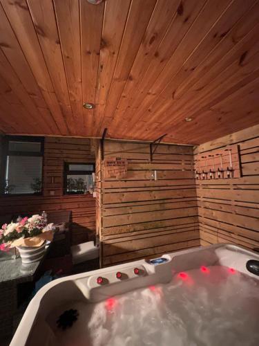 3 BR- Central Wigan- HOT TUB in וויגאן 3 BR- Central Wigan- HOT TUB in וויגאן