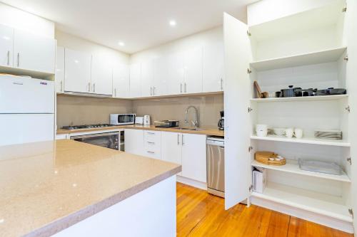 Kitchen, Hidden Gem - 3 bedroom townhouse in Heidelberg West in Heidelberg Kitchen, Hidden Gem - 3 bedroom townhouse in Heidelberg West in Heidelberg