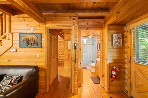 Alpenhaus Cozy Log Cabin - 2 Bedrooms, Hot Tub, amazing location! in ชานเมืองพีเจี้ยน ฟอร์จ Alpenhaus Cozy Log Cabin - 2 Bedrooms, Hot Tub, amazing location! in ชานเมืองพีเจี้ยน ฟอร์จ