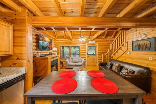 Alpenhaus Cozy Log Cabin - 2 Bedrooms, Hot Tub, amazing location! in ชานเมืองพีเจี้ยน ฟอร์จ Alpenhaus Cozy Log Cabin - 2 Bedrooms, Hot Tub, amazing location! in ชานเมืองพีเจี้ยน ฟอร์จ