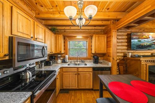 Alpenhaus Cozy Log Cabin - 2 Bedrooms, Hot Tub, amazing location! in ชานเมืองพีเจี้ยน ฟอร์จ Alpenhaus Cozy Log Cabin - 2 Bedrooms, Hot Tub, amazing location! in ชานเมืองพีเจี้ยน ฟอร์จ
