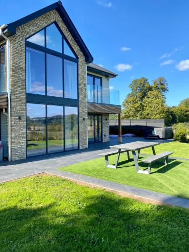 Stunning modern home set in beautiful grounds. in Kelston Stunning modern home set in beautiful grounds. in Kelston
