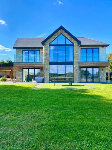 Stunning modern home set in beautiful grounds. in Kelston Stunning modern home set in beautiful grounds. in Kelston