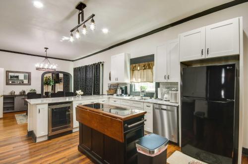 Updated North Greenwood Cottage Less Than 1 Mi to Dtwn! in Greenwood (Mississippi) Updated North Greenwood Cottage Less Than 1 Mi to Dtwn! in Greenwood (Mississippi)