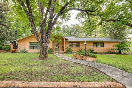 Del Rio Home with Large Yard, BBQ and Fireplace! in Del Rio Del Rio Home with Large Yard, BBQ and Fireplace! in Del Rio