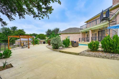 Near Cedar Hill State Park Apt with Pool Access! in Cedar Hill Near Cedar Hill State Park Apt with Pool Access! in Cedar Hill