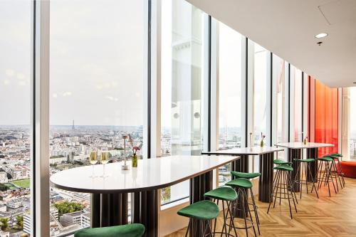 Bar/lounge, H4 Hotel Wyndham Paris Pleyel Resort in Paris Bar/lounge, H4 Hotel Wyndham Paris Pleyel Resort in Paris