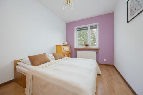 Spacious Apartment with Parking by Noclegi Renters