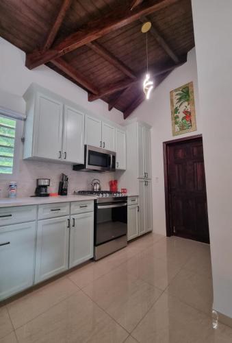 Dapur, Picturesque 4 Bedroom 3 Bath Condo with Pool in Philipsburg Dapur, Picturesque 4 Bedroom 3 Bath Condo with Pool in Philipsburg