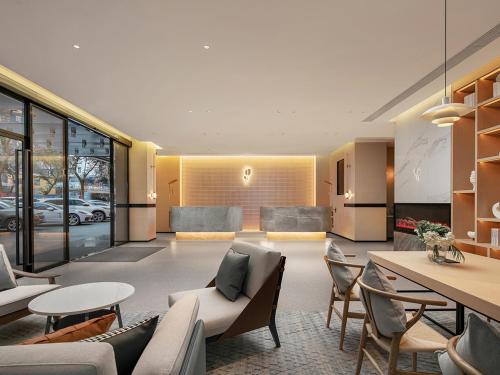 Bar/lounge, Country Inn & Suites by Radisson Guangzhou Railway Station Xiaobei Metro Station near Sharmaji Vegetarian Indian Restaurant Bar/lounge, Country Inn & Suites by Radisson Guangzhou Railway Station Xiaobei Metro Station near Sharmaji Vegetarian Indian Restaurant
