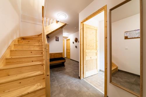 Entrance, Chalet Rivendell, Morzine sleeps 10 with garage in Pied de la Plagne Entrance, Chalet Rivendell, Morzine sleeps 10 with garage in Pied de la Plagne