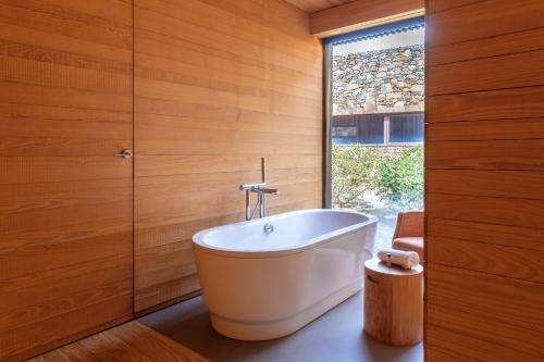 Bathroom, Monverde - Wine Experience Hotel - by Unlock Hotels in Amarante Bathroom, Monverde - Wine Experience Hotel - by Unlock Hotels in Amarante