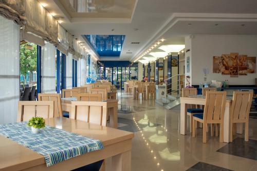 레스토랑, Palace Hotel - Half Board in 네세바르 레스토랑, Palace Hotel - Half Board in 네세바르