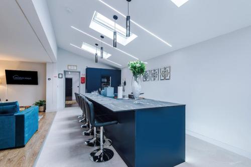 Incredible Home With Games Room, Sleeps 8, Parking Included, Perfect For Groups, Families, Contracto in Northwich Incredible Home With Games Room, Sleeps 8, Parking Included, Perfect For Groups, Families, Contracto in Northwich