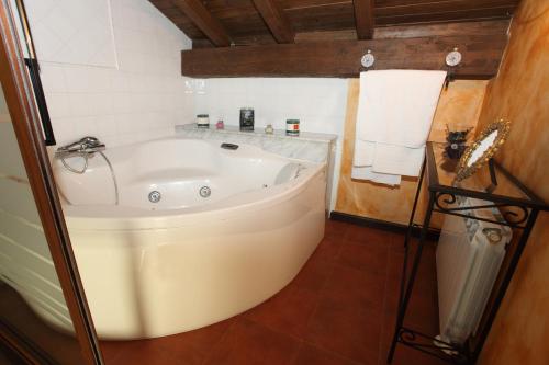 Fürdőszoba, Posada Villa Maria in La Adrada Fürdőszoba, Posada Villa Maria in La Adrada