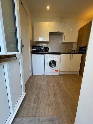 Cocina, 63 studio room for single or double occupancy in Brentwood Cocina, 63 studio room for single or double occupancy in Brentwood