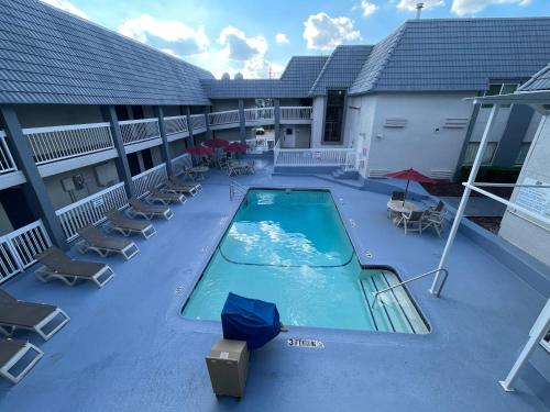 Swimming pool, Motel 6 Duncanville, TX - Dallas in Duncanville Swimming pool, Motel 6 Duncanville, TX - Dallas in Duncanville