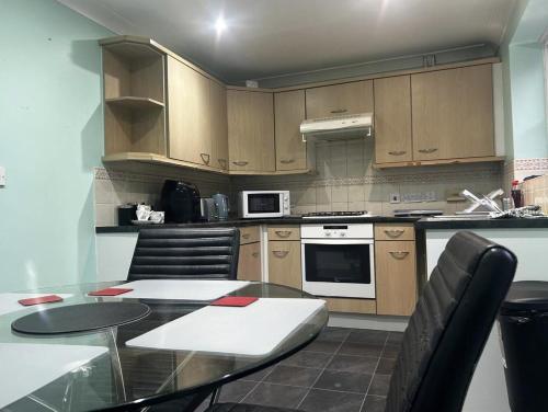 Kitchen, Brades Rise Retreat - Cozy 3 Bedroom House in Oldbury Kitchen, Brades Rise Retreat - Cozy 3 Bedroom House in Oldbury