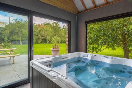 Hot tub, La Baronnerie Normande - Piscine et jacuzzi in Le Mesnil-Reaume Hot tub, La Baronnerie Normande - Piscine et jacuzzi in Le Mesnil-Reaume