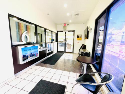 Lobby, Motel 6 Duncanville, TX - Dallas in Duncanville Lobby, Motel 6 Duncanville, TX - Dallas in Duncanville