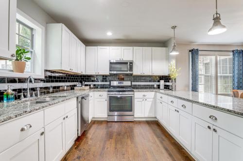Pet-Friendly Home with Hot Tub in Atlanta! in Cascade Road Pet-Friendly Home with Hot Tub in Atlanta! in Cascade Road