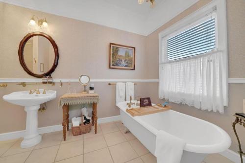 Romantic Victorian Getaway The Blue Room in Sutter Creek Romantic Victorian Getaway The Blue Room in Sutter Creek