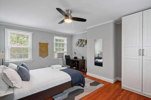 Charming Townhouse Retreat by CozySuites in مترو طريق برادوك Charming Townhouse Retreat by CozySuites in مترو طريق برادوك