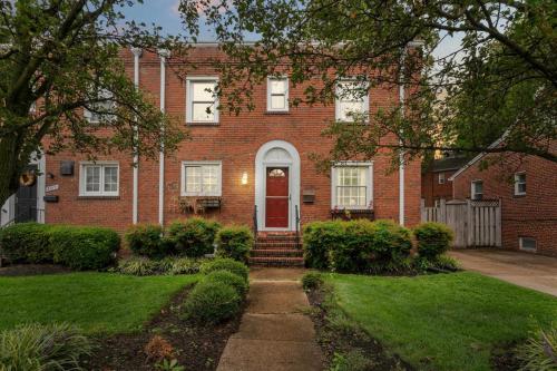 Charming Townhouse Retreat by CozySuites in مترو طريق برادوك Charming Townhouse Retreat by CozySuites in مترو طريق برادوك