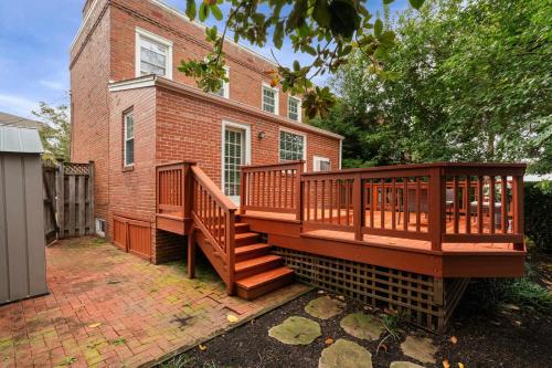 Charming Townhouse Retreat by CozySuites in مترو طريق برادوك Charming Townhouse Retreat by CozySuites in مترو طريق برادوك