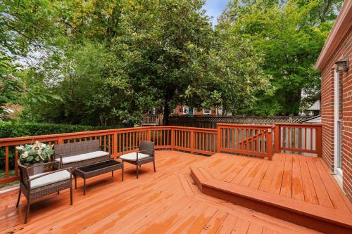 Charming Townhouse Retreat by CozySuites in مترو طريق برادوك Charming Townhouse Retreat by CozySuites in مترو طريق برادوك