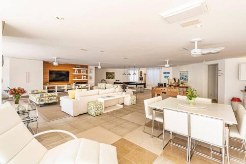 Mansao quadra de tenis, sala jogos, serv completo in Jardim Acapulco Mansao quadra de tenis, sala jogos, serv completo in Jardim Acapulco