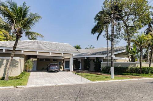 Mansao quadra de tenis, sala jogos, serv completo in Jardim Acapulco Mansao quadra de tenis, sala jogos, serv completo in Jardim Acapulco