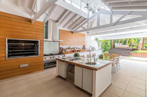 Mansao quadra de tenis, sala jogos, serv completo in Jardim Acapulco Mansao quadra de tenis, sala jogos, serv completo in Jardim Acapulco