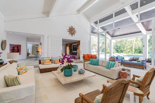 Mansao quadra de tenis, sala jogos, serv completo in Jardim Acapulco Mansao quadra de tenis, sala jogos, serv completo in Jardim Acapulco