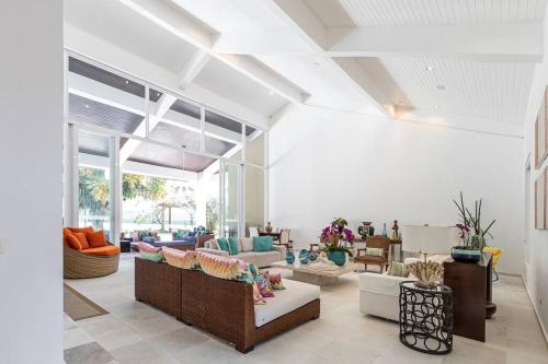 Mansao quadra de tenis, sala jogos, serv completo in Jardim Acapulco Mansao quadra de tenis, sala jogos, serv completo in Jardim Acapulco