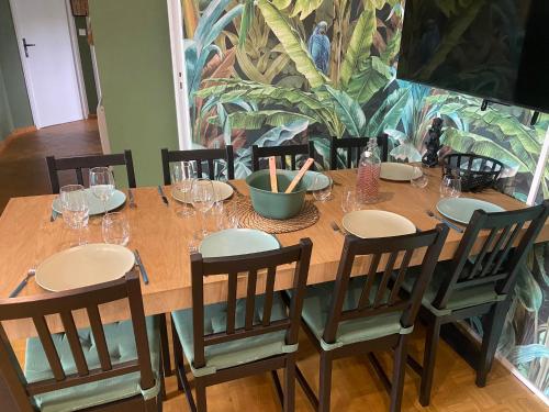 Shared lounge/TV area, Jungle Cosy in Louviers Shared lounge/TV area, Jungle Cosy in Louviers